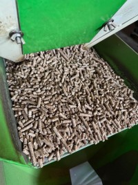 Wholesale Price Wood pellets 15kg Bags Tons Acacia Pine Wooden Pellets Plus A1 10mm - 40mm Length Mixed Wood
